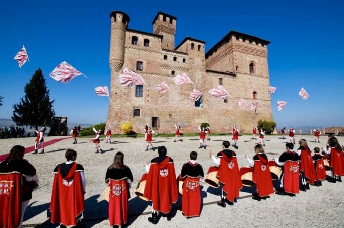 Castello-Grinzane-sbandieratori.jpg