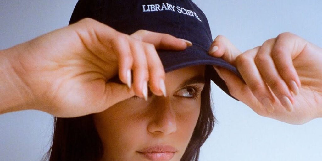 cappelli-con-scritte-tendenze-primavera-2025-quali-comprare-1-68001831eb1a6.jpg
