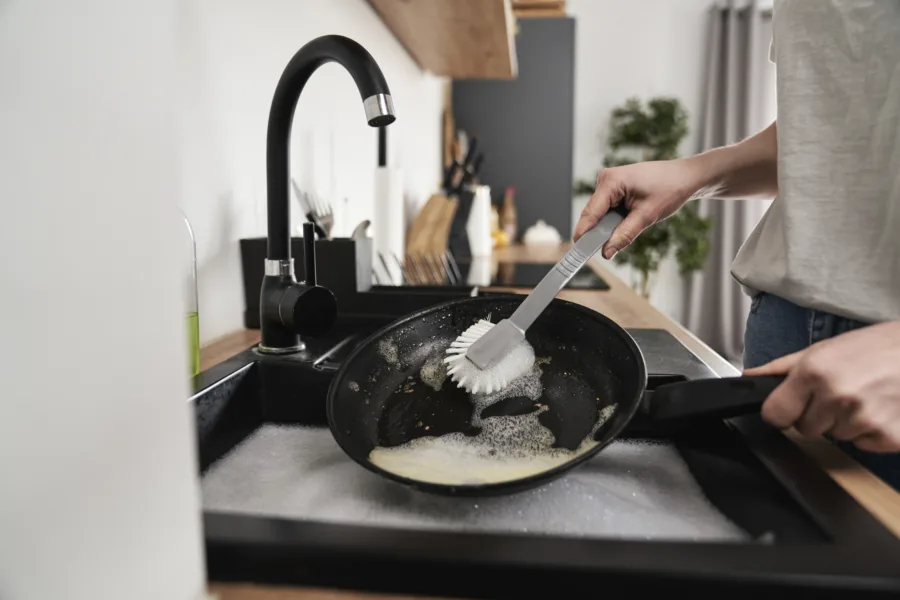 cleaning-iron-pan-1-900x600.webp.webp