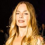 come-vestirsi-in-aeroporto-primavera-2025-margot-robbie-6810bd577af54.jpg