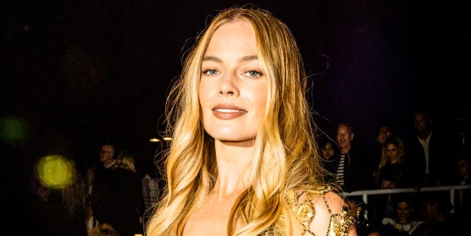 come-vestirsi-in-aeroporto-primavera-2025-margot-robbie-6810bd577af54.jpg