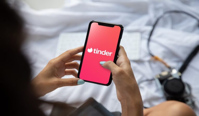 1751268050_tinder_phone_user1_hi-res-1.jpg